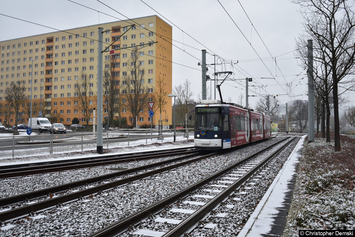 Tw 633 als Linie 3 bei der Einfahrt in die Haltestelle Lobeda-West.