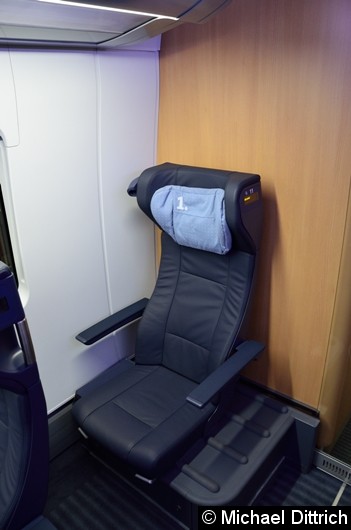 Bild: Blick auf den Sitz neben der Wand. Darunter befindet sich Fahrzeugtechnik.