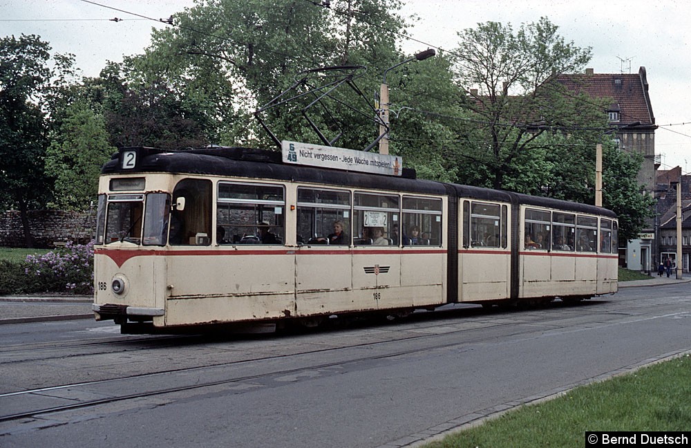 Bild: TW 186 in der Leninallee-Johannesstraße.