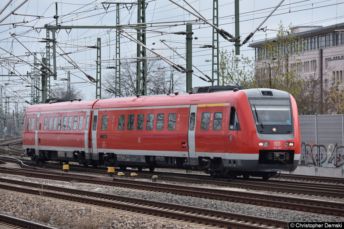612 022 bei der Einfahrt in Erfurt Hauptbahnhof.