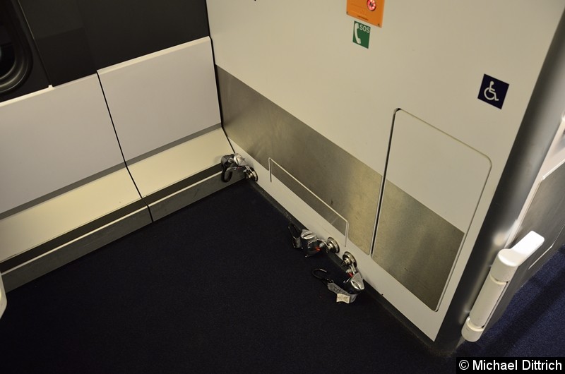 Etwas umgewöhnlich für Deutschland sind die Stellplätze für Rollstuhlfahrer.
Diese werden nach Angaben der DB noch umgebaut und sollen dem ICE 4 angepasst werden.
Dann wird es möglich sein, bis zu vier Rollstühle mitzunehmen. Bild: Etwas umgewöhnlich für Deutschland sind die Stellplätze für Rollstuhlfahrer.
Diese werden nach Angaben der DB noch umgebaut und sollen dem ICE 4 angepasst werden.
Dann wird es möglich sein, bis zu vier Rollstühle mitzunehmen.