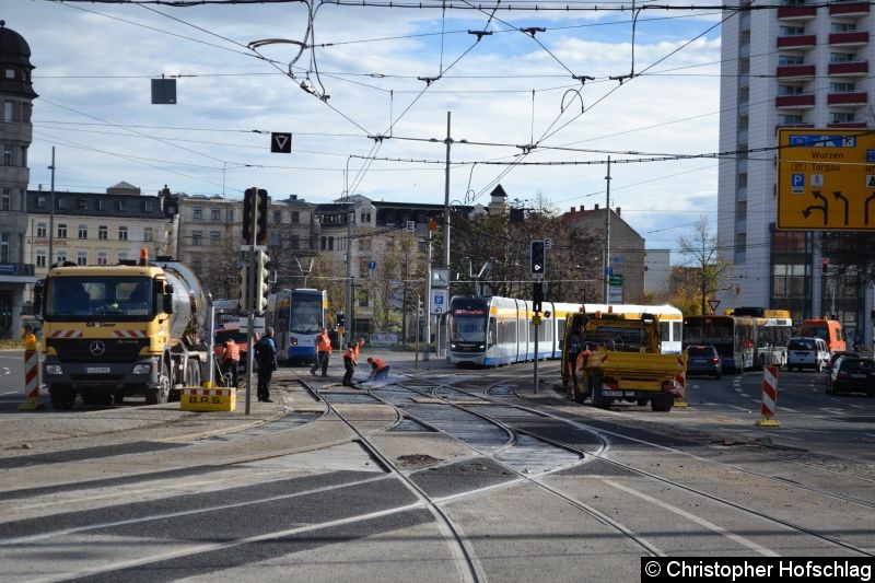 Bild: TW 1305+1314(links)Linie 7 und TW 1230(rechts)Linie 16 in Beriech Hauptbahnhof warten das Sie ihre Fahrt fortsetzen dürfen.