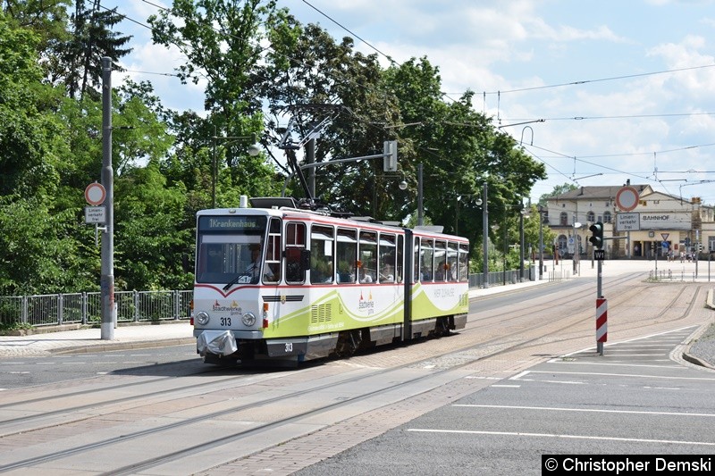 TW 313 als Linie 1 bei der Überquerung der Kreuzung Bebelstraße/Bahnhofstraße.