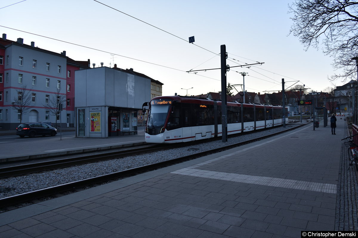 TW 806 als Linie 4 in Richtung Ringelberg an der Haltestelle Gothaer Platz