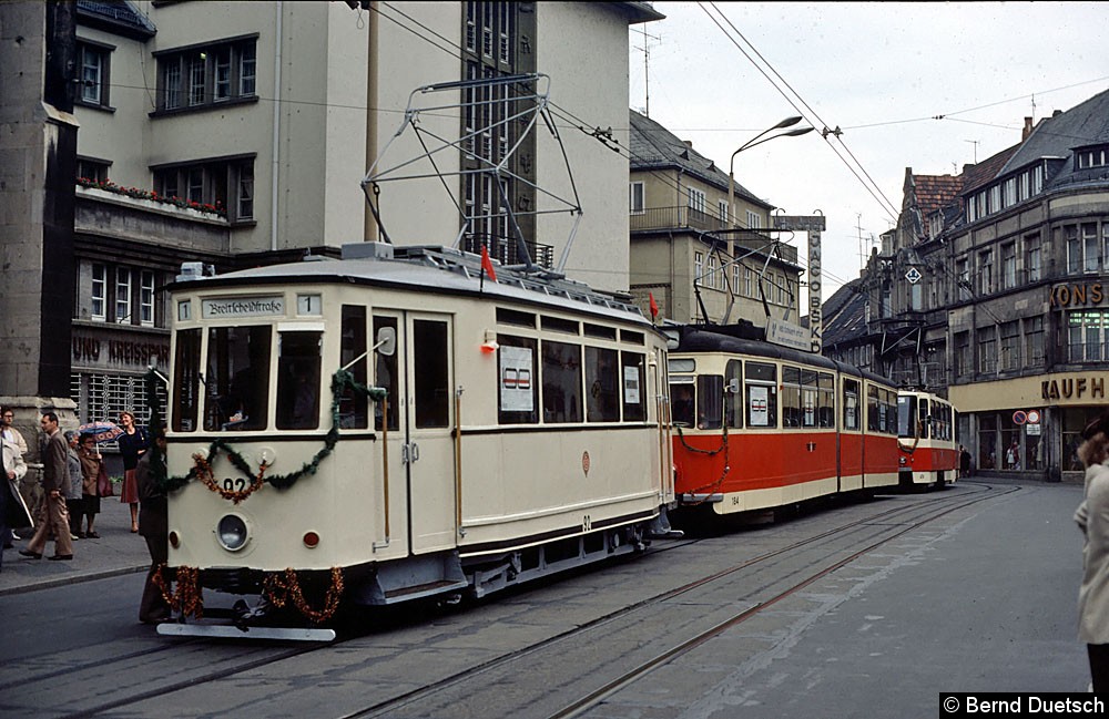 Der kleine Korso bestand aus dem historischen Triebwagen 92, dem Gotha-Gelenkwagen 184 und dem Tatra-Gelenkwagen 474. In den Seiten- 
fenstern der Fahrzeuge wurde mit Plakaten auf das Jubiläum des Verkehrsbetriebs hingewiesen. Hier nimmt der Korso Aufstellung am Fischmarkt.
