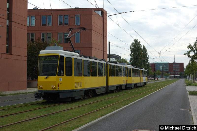 Bild: 6012 als Linie 60 in der Max-Born-Straße. Nur wenige Meter weiter ist die neue Endstelle Karl-Ziegler-Straße.