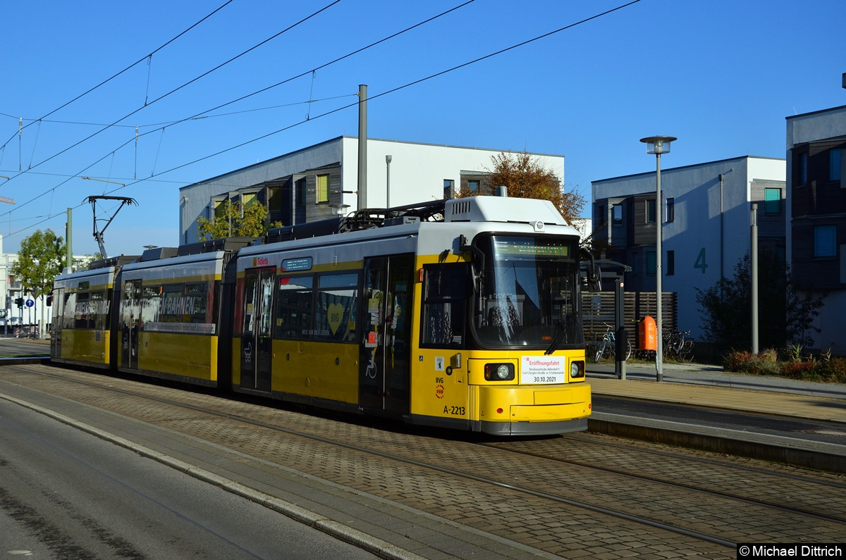 Bild: Als erster Eröffnungszug wurde der GTZ 2213 an der Haltestelle Karl-Ziegler-Straße abgestellt.