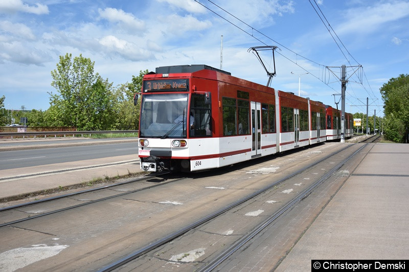 TW 604+603 als Linie 3 bei der Ausfahrt aus der Haltestelle Straße der Nation in Richtung Urbicher Kreuz.