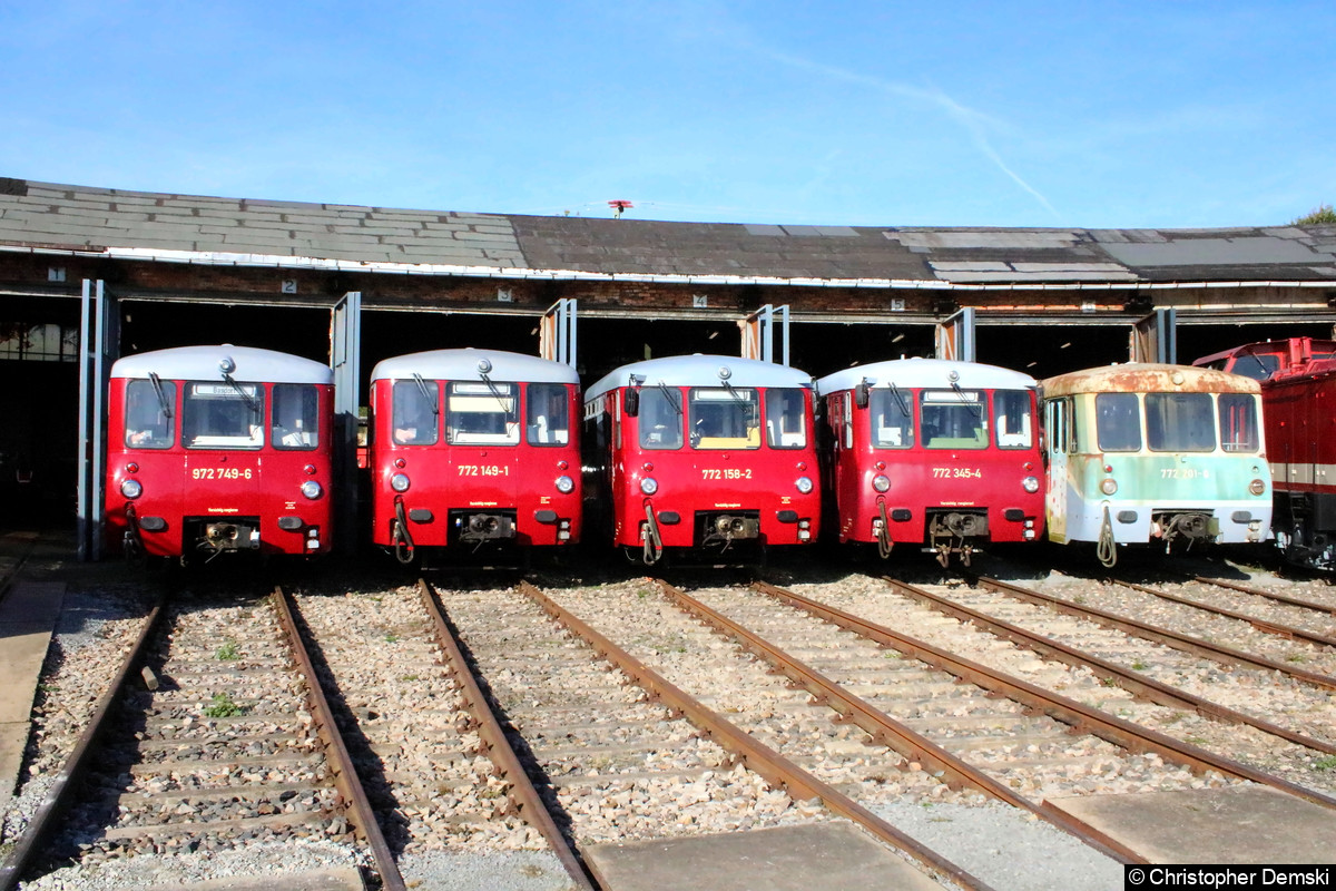 Bild: 972 749-6,772 149-1,772 158-2,772 345-4 und 772 201-0 stehen vor den Lokschuppen im BW Weimar.