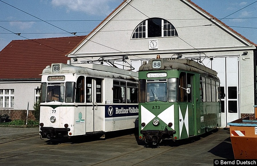 Bild: Tw 77 (ex Cottbus) neben dem Reko-Arbeitstriebwagen 73 im Betriebshof Schöneiche. Zu diesem Zeitpunkt waren die Gothawagen nur noch zu besonderen Anlässen unterwegs. Auch dieses Fahrzeug fährt heute bei der Meterspurstraßenbahn in Istanbul.