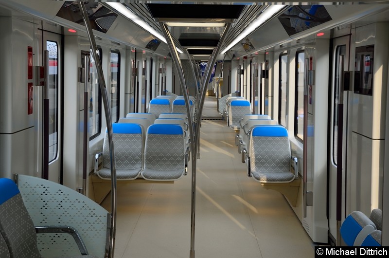 Bild: Blick in den Innenraum des Fahrzeuges.
Bei dieser U-Bahn gibt es 1. Klasse, 2. Klasse und ein Abteil für Frauen.