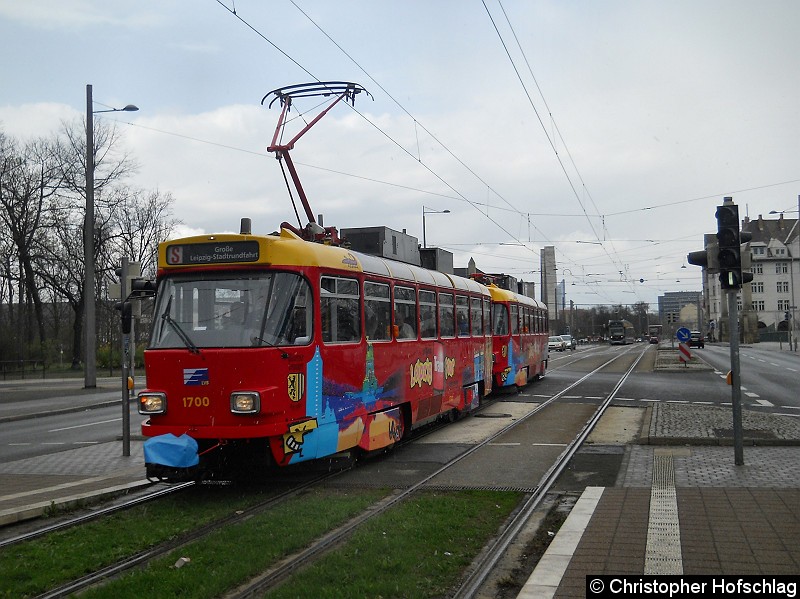 Bild: TW 1700+1800 bei der Einfahrt in die Haltestelle Naunhofer Straße.