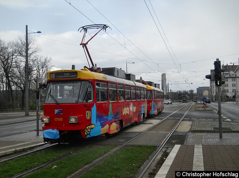 Bild: TW 1700+1800 bei der Einfahrt in die Haltestelle Naunhofer Straße.