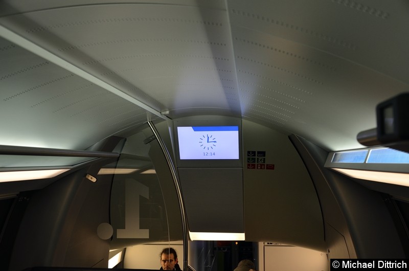 Bild: Blick auf den Monitor. 
Da keine Linie proramiert war, zeigte er die Uhrzeit an.