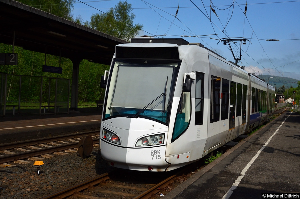 Wagen 715 (NVR: 94 80 0452 715-2 D-RBK) steht als Linie RT1 im Bahnhof Hofgeismar-Hümme.