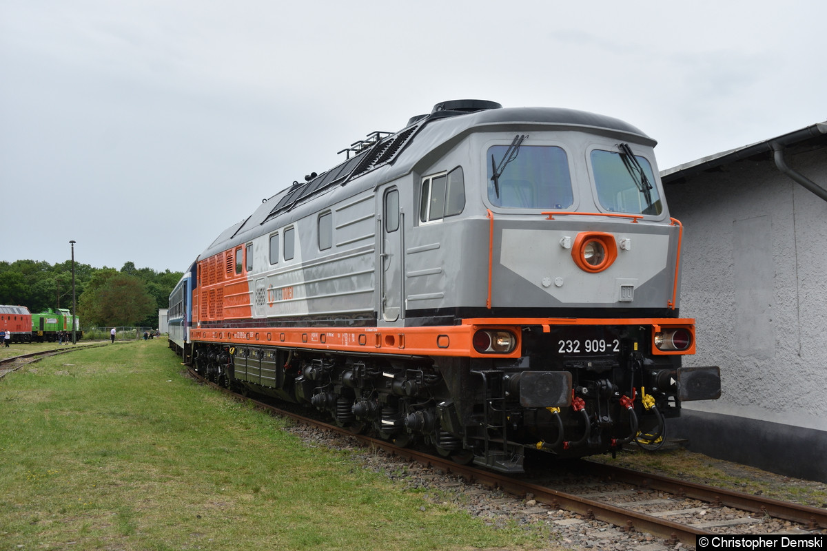 232 909-2 mit Personenwagen am Hacken auf dem Gelände des Eisenbahnmuseums Weimar.