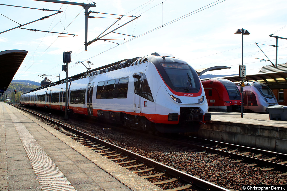Bild: 6442 918 im Bahnhof Saalfeld.