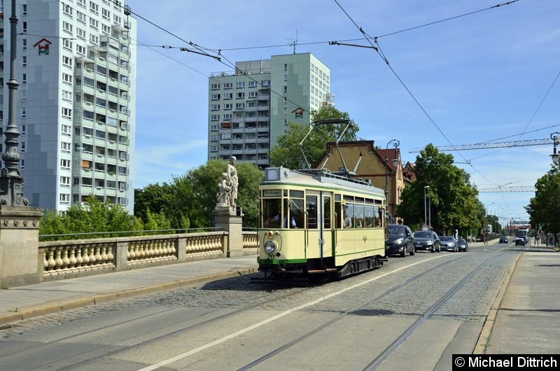 Bild: Der historische Triebwagen 70 überquert die Zollbrücke.