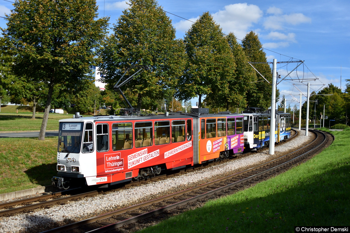Tw 310+309 als Linie 3 in Richtung Lusan/Zeulsorf zwischen den Haltestelle Bieblach Ost und Ernst-Abbe-Straße.