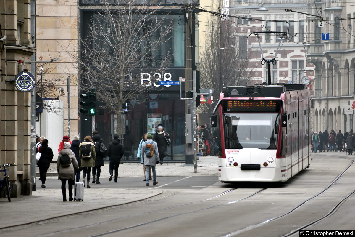 Tw 623 als Linie 6 in Richtung Steigerstraße auf der Kreuzung Bahnhofstraße/Juri-Gagarin-Ring.