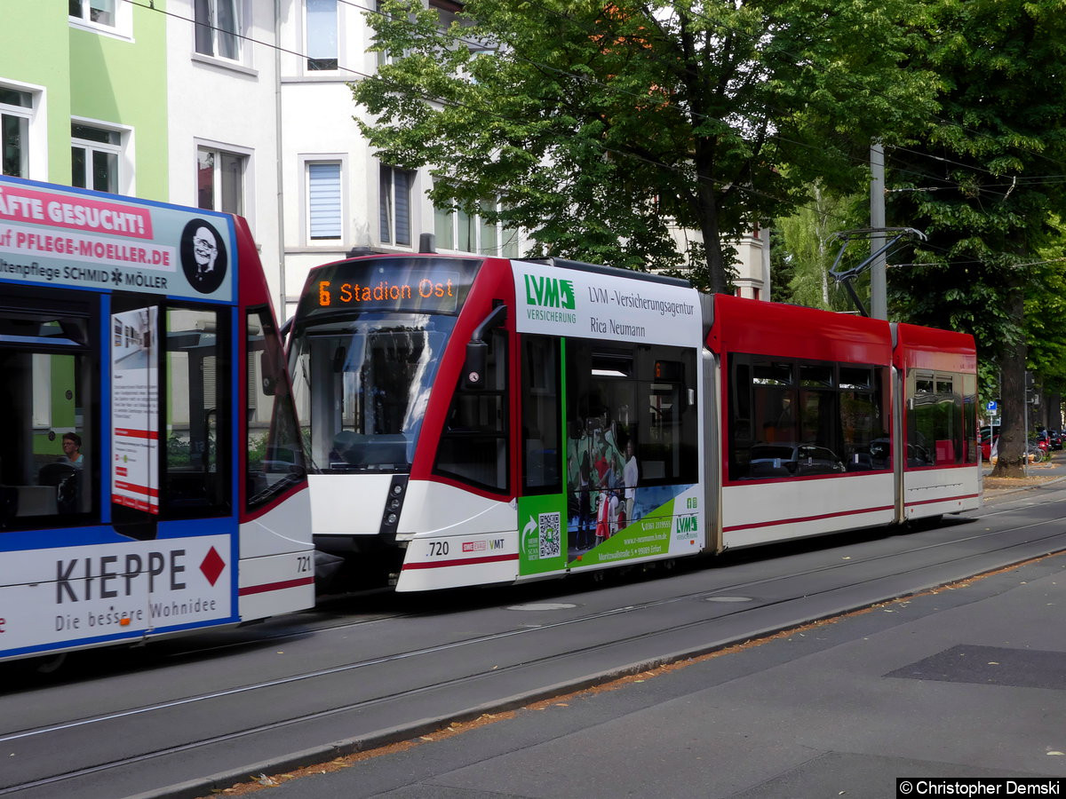 TW 720 als zweiter Wagen einer Combino-Traktion an der Haltestelle Tschaikowskistraße.
