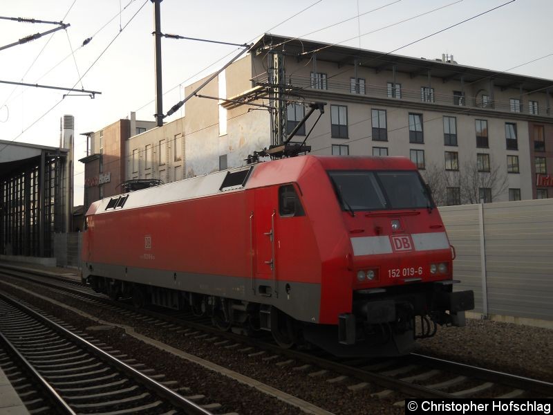 Bild: 152 019-6 beim verlassen des Erfurter Hauptbahnhofes.
