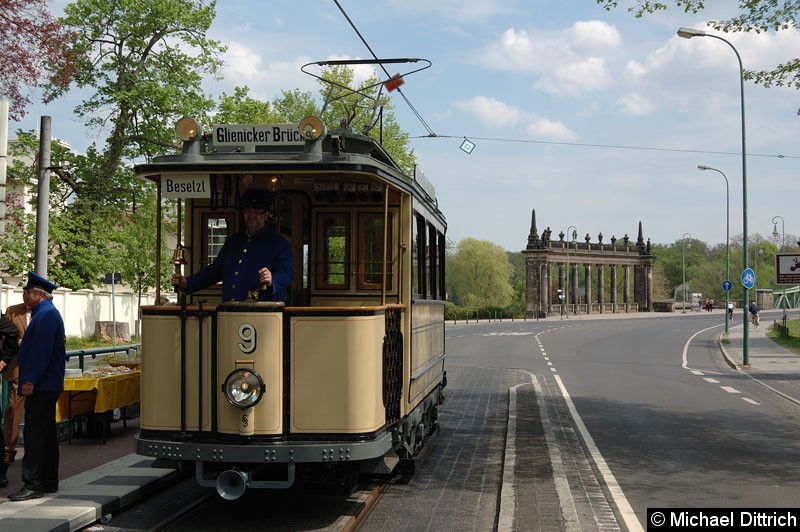 Bild: Wagen 9 an der Haltestelle Glienicker Brücke.