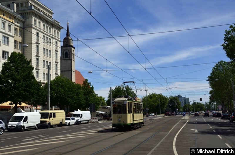 Der historische Triebwagen 124 in der Ernst-Reuter-Allee kurz hinter der Weiche zur Hartstraße. 
Dazu hat der Triebwagen hier gewendet.
Im Hintergrund ist die Johanneskirche zu sehen.