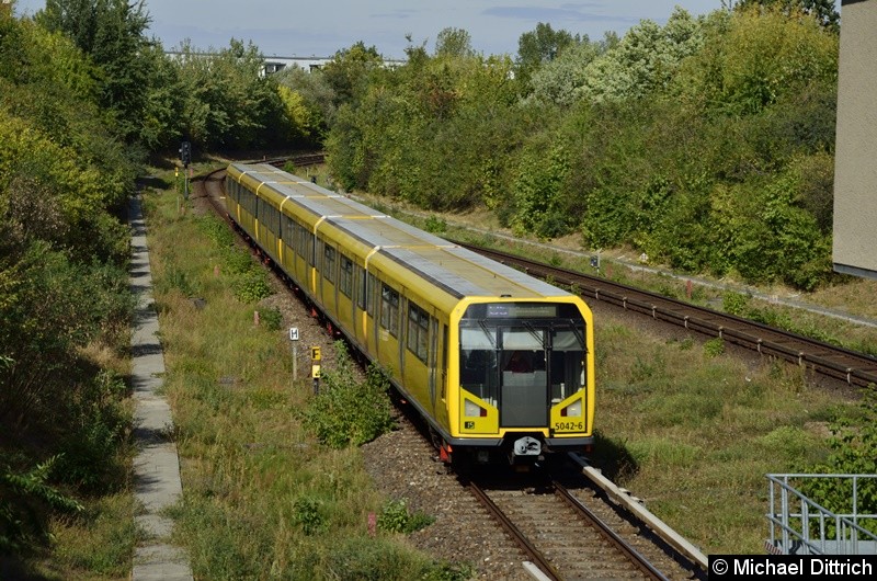5042 erreicht gleich den Bahnhof Kienberg.