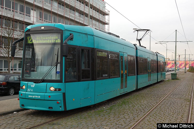 267 als Linie 12 an der Haltestelle Hugo-Junkers-Str./Schleife. Bild: 267 als Linie 12 an der Haltestelle Hugo-Junkers-Str./Schleife.