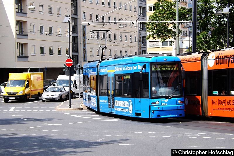 TW 258 der Linie 12 auf der Kreuzung Lang Straße/Schöne Aussicht. Bild: TW 258 der Linie 12 auf der Kreuzung Lang Straße/Schöne Aussicht.