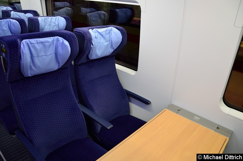 Bild: Auch an diesem Tisch ist es nur schwer möglich aus dem Fenster zu sehen.