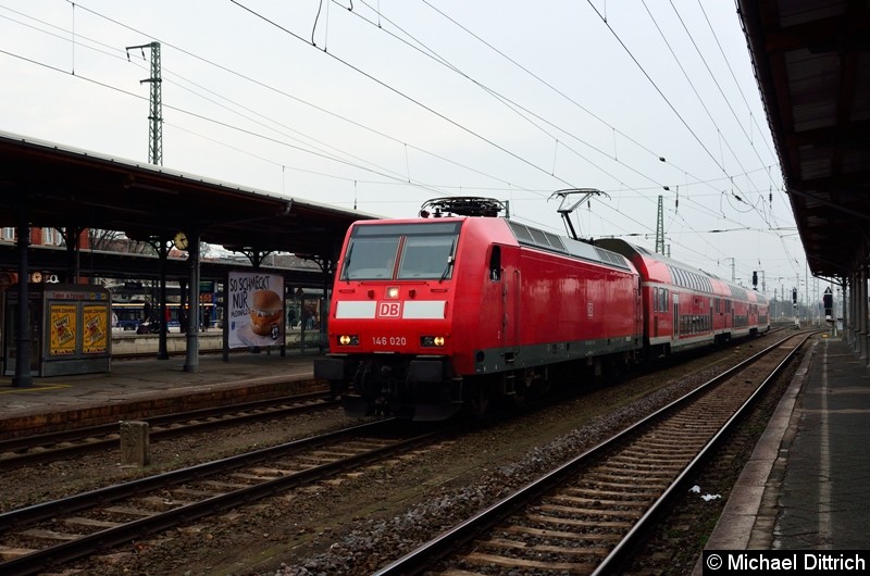 146 020 durchfährt den Bahnhof Stendal als Leerzug.