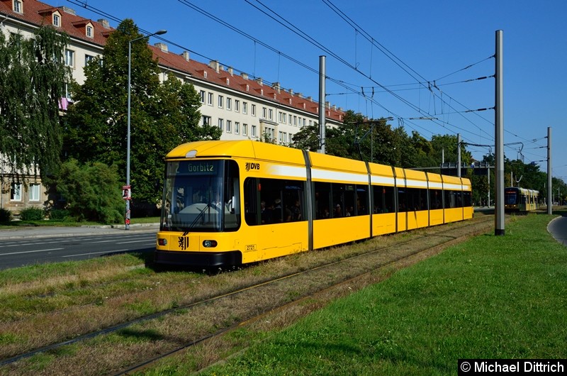 2721 als Linie 2 in der Grunaer Straße zwischen den Haltestellen Deutsches Hygiene-Museum und Pirnaischer Platz.