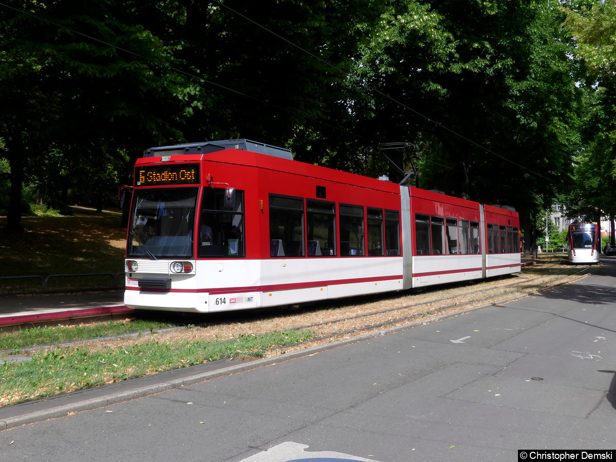 TW 614 als Linie 6 an der Haltestelle Robert-Koch-Straße.