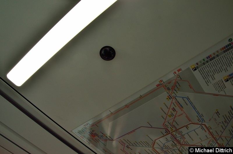 Bild: Diese kleine Kamera zwischen der Lampe und dem Netzplan ist eine von vier, die im Türbereich angebaut wird. Sie ist eine 360 Grad Kamera.