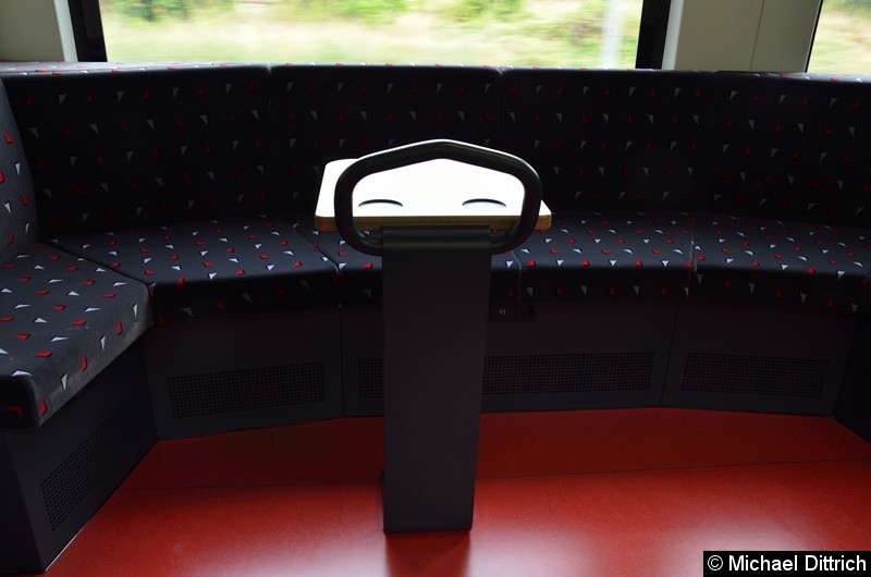 Bild: Wenn man genau hinsieht, dann erkennt man die unterschiedlichen Anschlüsse unter der Sitzbank: Einmal gewöhnliche Steckdose und zwei mal USB-Anschluss.