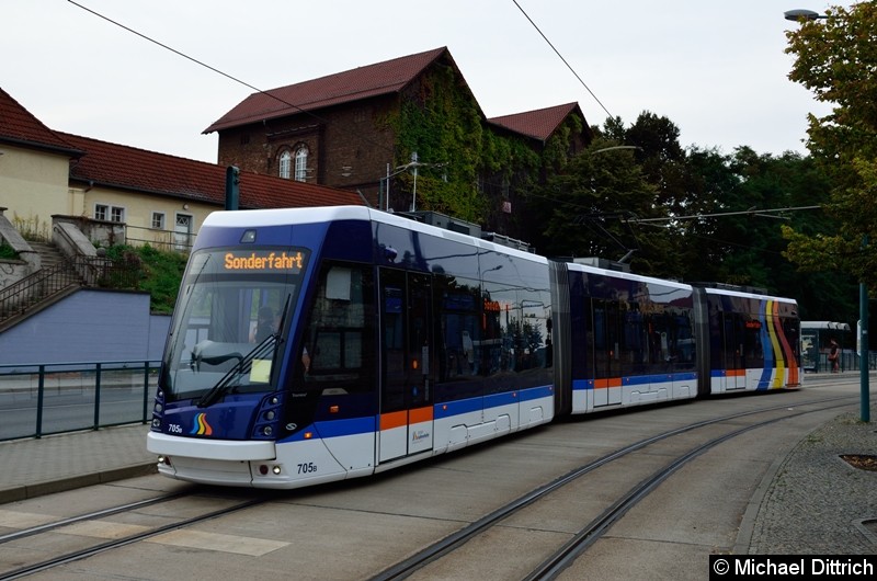 Bild: Der aus Jena ausgeliehene Wagen 705 bei der Sonderfahrt am Hauptbahnhof.