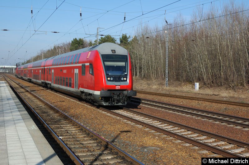 Geschoben von 112 183 erreicht dieser RE5 gerade den Bahnhof Ludwigsfelde.