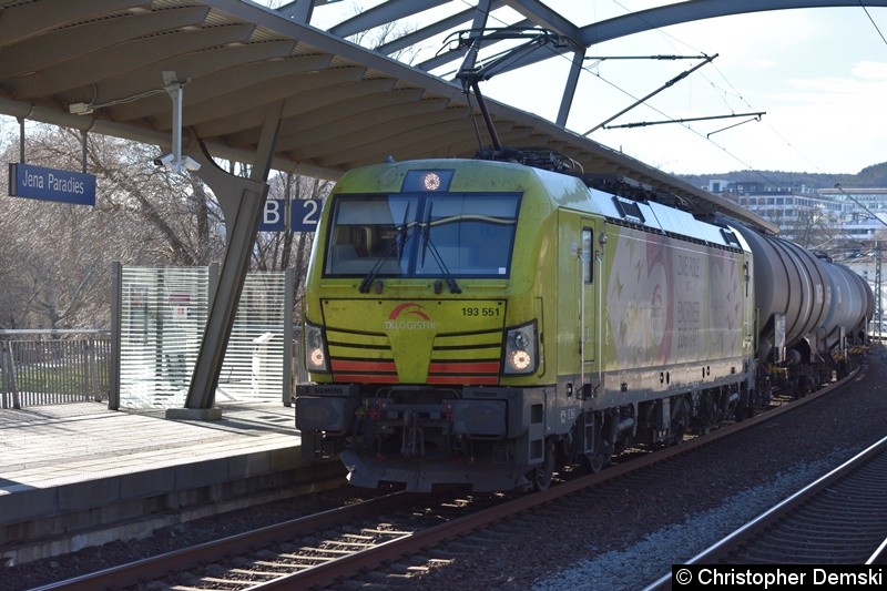 Bild: 193 551 mit ein Kesselzug bei der Durchfahrt in Jena-Paradies.
