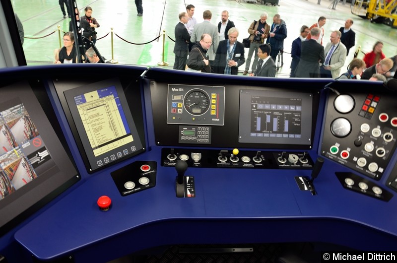 Blick in den Führerstand des MockUp. Bild: Blick in den Führerstand des MockUp.