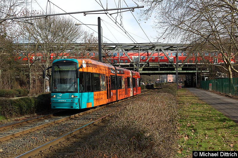 233 als Linie 12 zwischen den Haltestellen Universitätsklinikum und Heinrich-Hoffmann-Str./Blutspendedienst. Bild: 233 als Linie 12 zwischen den Haltestellen Universitätsklinikum und Heinrich-Hoffmann-Str./Blutspendedienst.