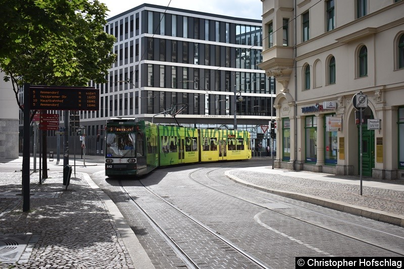 Bild: TW 642 bei der Einfahrt in die Haltestelle Hallmarkt
