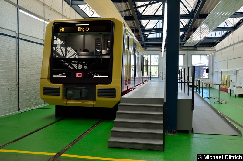 Bild: So soll die neue S-Bahn Berlin aussehen. Das 1:1 Modell zeigt einen Triebkopf der neuen Baureihe 483/484 und einen Bahnsteig.
