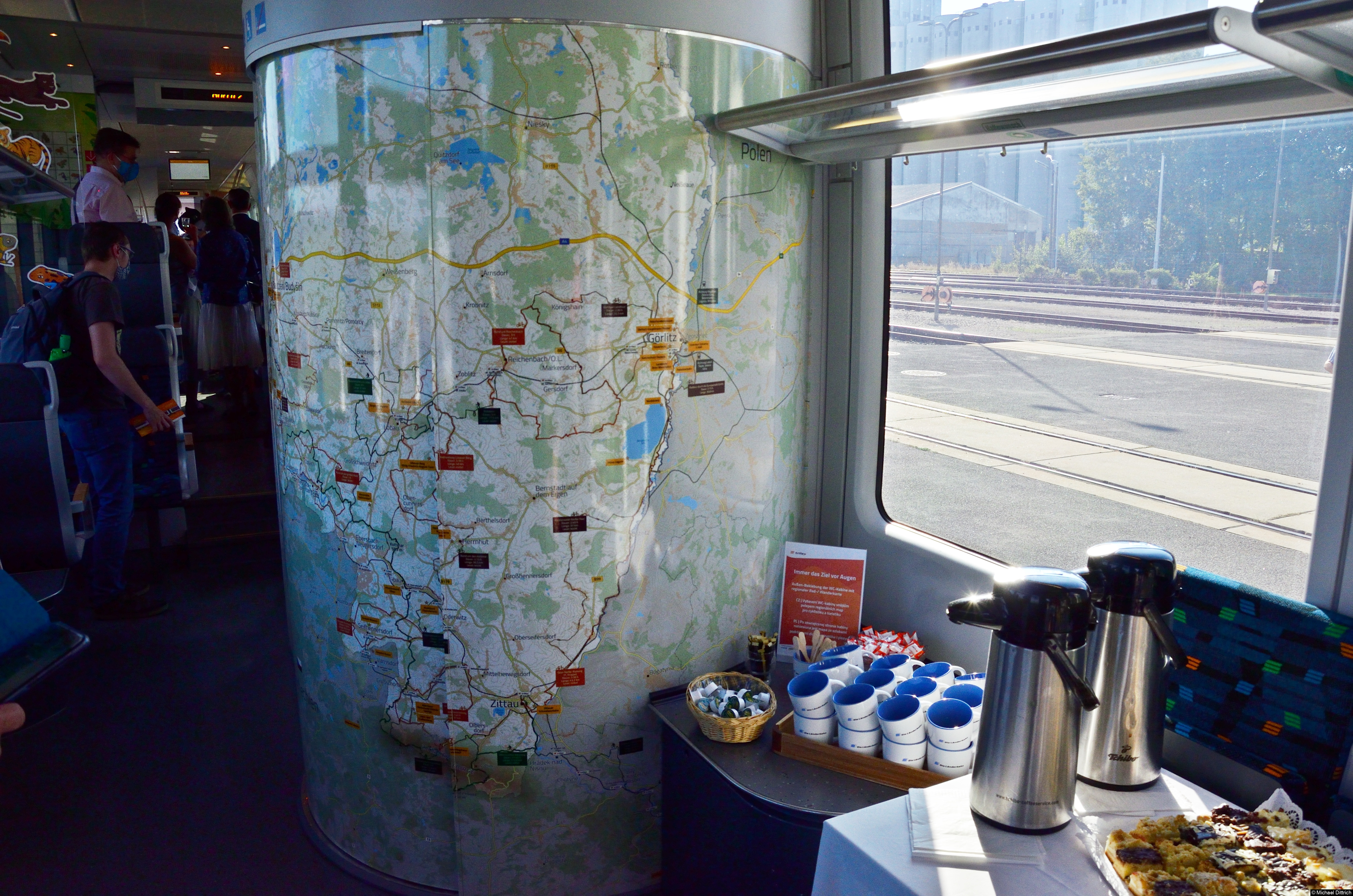 Bild: Die Toilette des Zuges wurde mit einer großen Landkarte beklebt. Die Tassen und der Kuchen, rechts im Bild, gehören nicht zur Ausrüstung des Zuges.