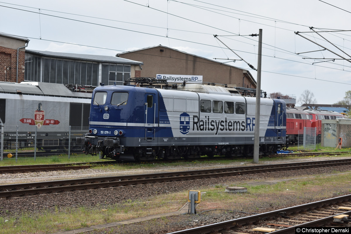 151 079-1 steht am Bahnhof in Gotha.