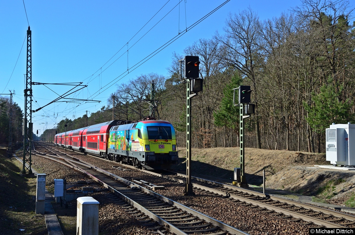 182 005 als RE 1 nach Brandenburg beim Verlassen des Bahnhof Fangschleuse.