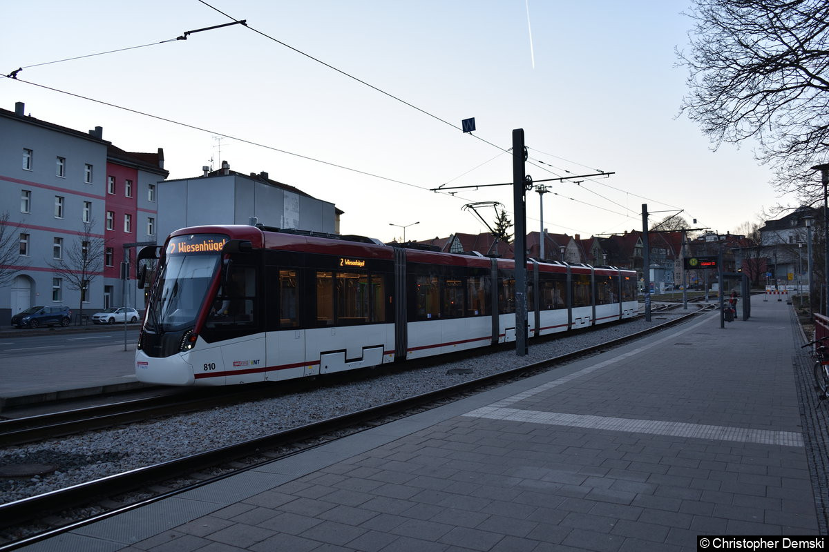 TW 810 als Linie 2 in Richtung Wiesenhügel an der Haltestelle Gothaer Platz
