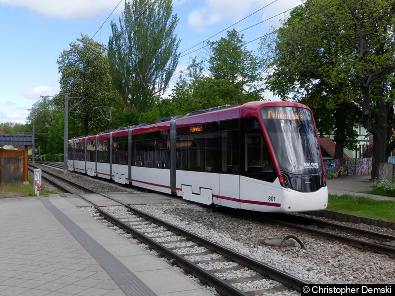 Bild: TW 801 bei der Einfahrt in die Haltestelle Melchendorf.