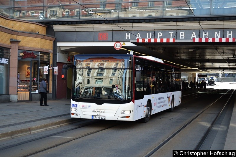 Bild: Wagen 174 als Linie 60 nach Möbisburg, beim Verlassen der Haltestelle Hauptbahnhof.